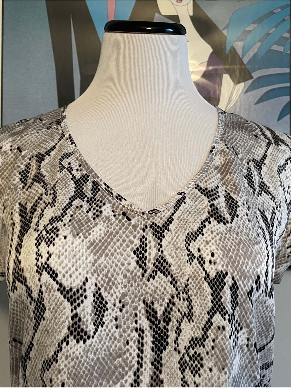 Express Snake Print V-Neck Short Sleeve Top - Gray/Black - Picture 3 of 10